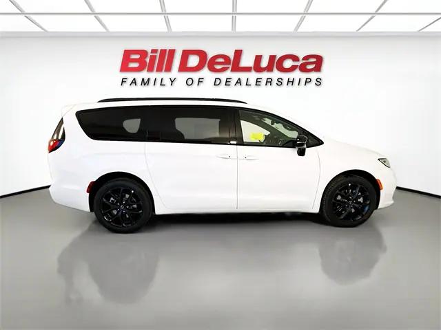2026 Chrysler Pacifica Select AWD