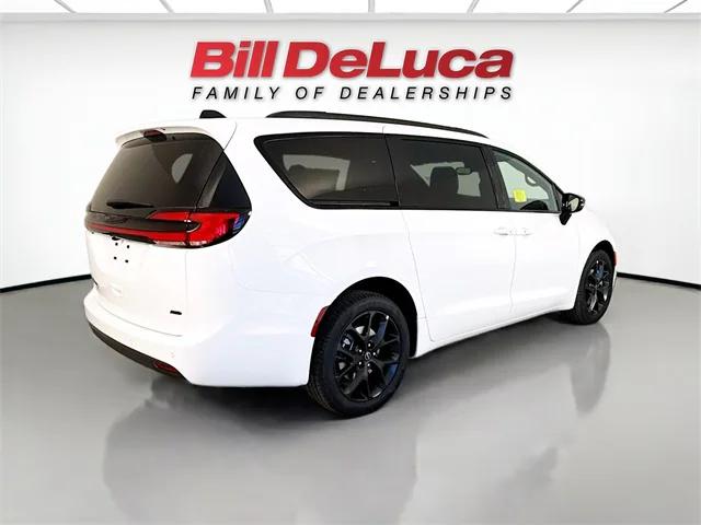 2026 Chrysler Pacifica Select AWD