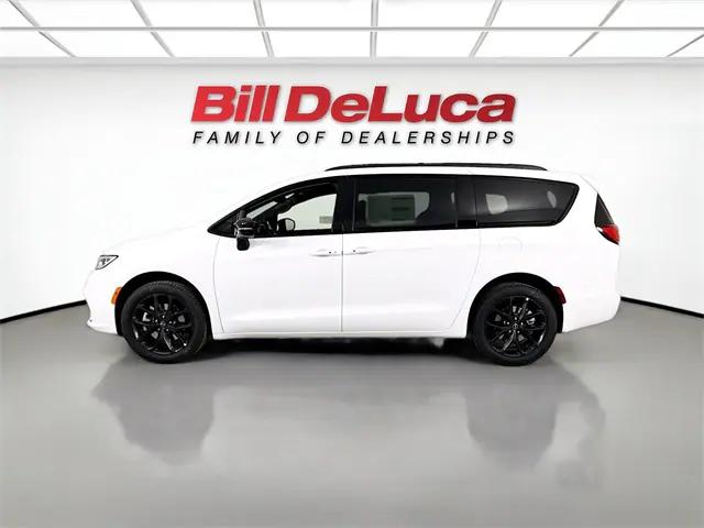 2026 Chrysler Pacifica Select AWD