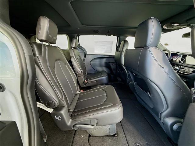 2026 Chrysler Pacifica Select AWD
