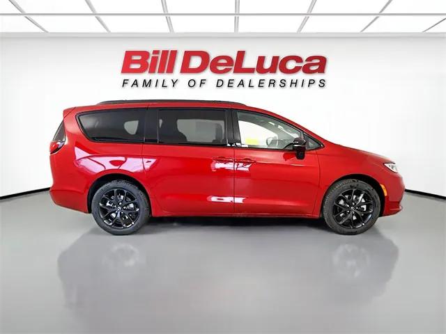 2026 Chrysler Pacifica Select AWD