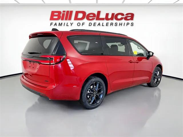 2026 Chrysler Pacifica Select AWD