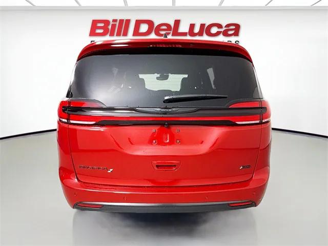 2026 Chrysler Pacifica Select AWD