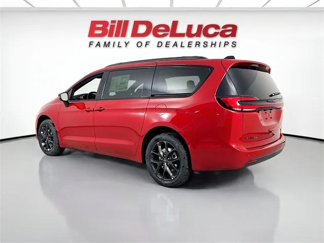 2026 Chrysler Pacifica Select AWD