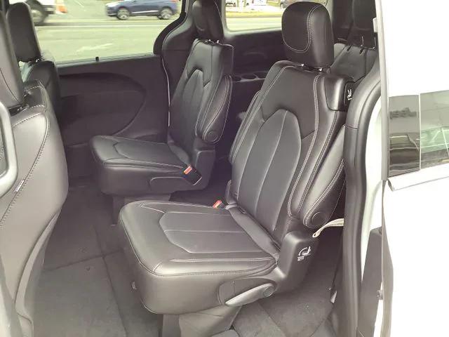 2026 Chrysler Pacifica Select AWD