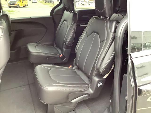 2026 Chrysler Pacifica Select AWD