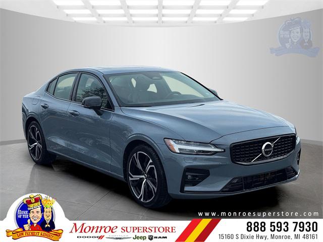 2024 Volvo S60 B5 Plus Dark Theme