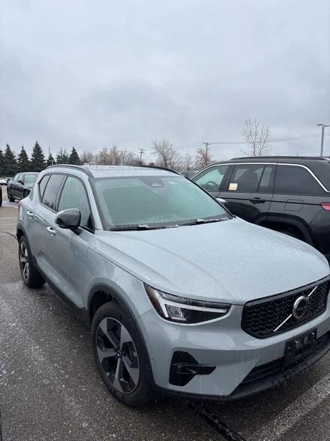 2025 Volvo XC40 B5 Plus Dark Theme