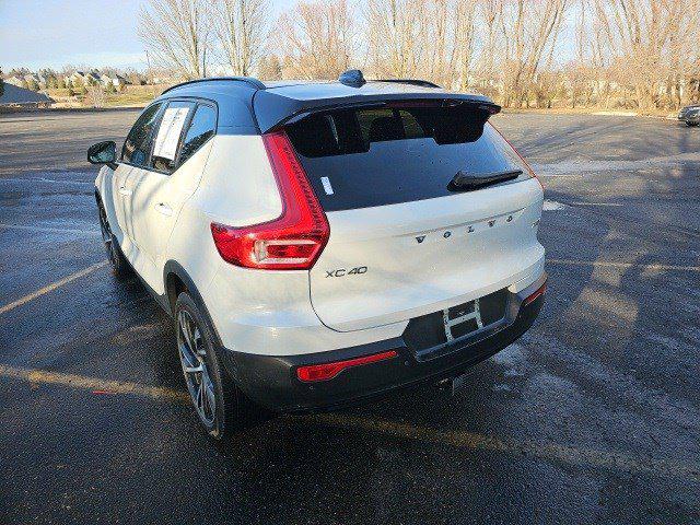 2022 Volvo XC40 T5 R-Design