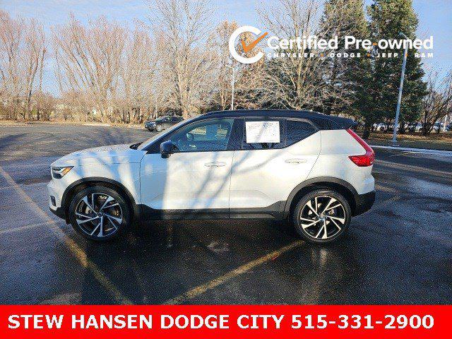 2022 Volvo XC40 T5 R-Design