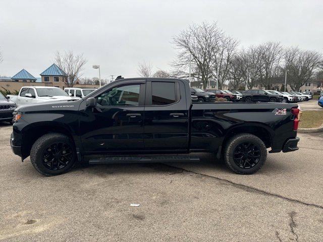 2022 Chevrolet Silverado 1500 4WD Double Cab Standard Bed Custom