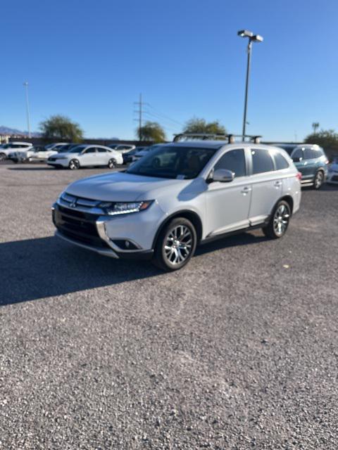 2017 Mitsubishi Outlander SE's photo