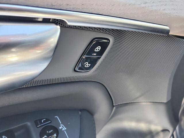 2026 Volvo XC90 Plus, B6 AWD Gas (mild hybrid), Gasoline, Bright, 6 Seats