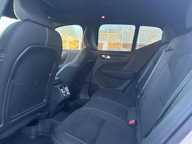 2026 Volvo XC40 Black Edition Ultra, B5 AWD Gas (mild hybrid)