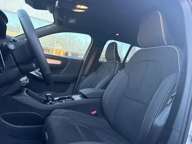 2026 Volvo XC40 Black Edition Ultra, B5 AWD Gas (mild hybrid)