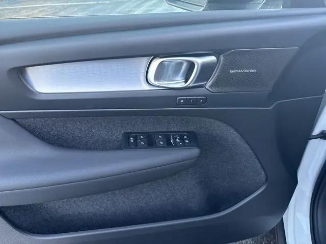 2026 Volvo XC40 Black Edition Ultra, B5 AWD Gas (mild hybrid)