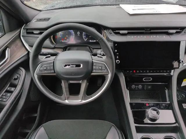 2026 Jeep Grand Cherokee Altitude 4x2