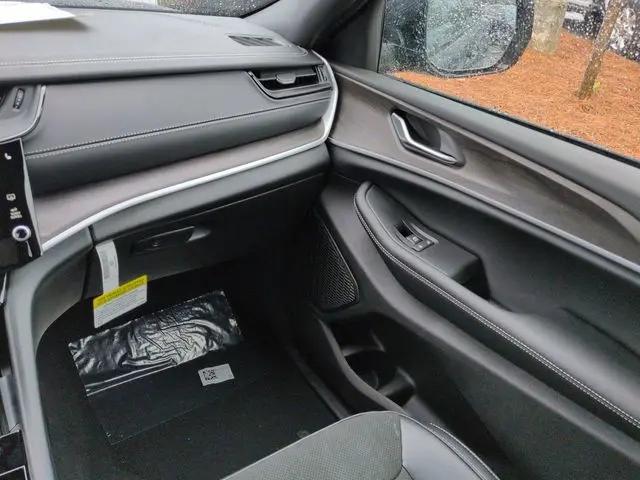 2026 Jeep Grand Cherokee Altitude 4x2