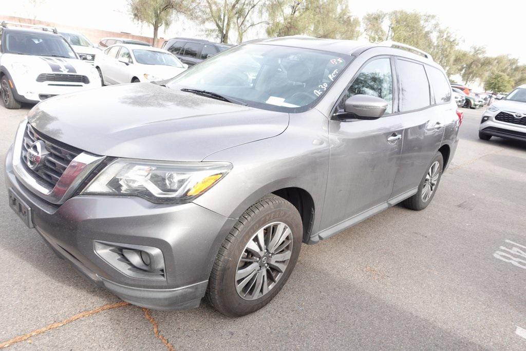 2017 Nissan Pathfinder SV's photo