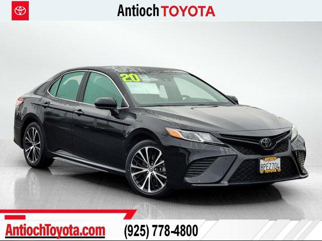 2020 Toyota Camry SE's photo
