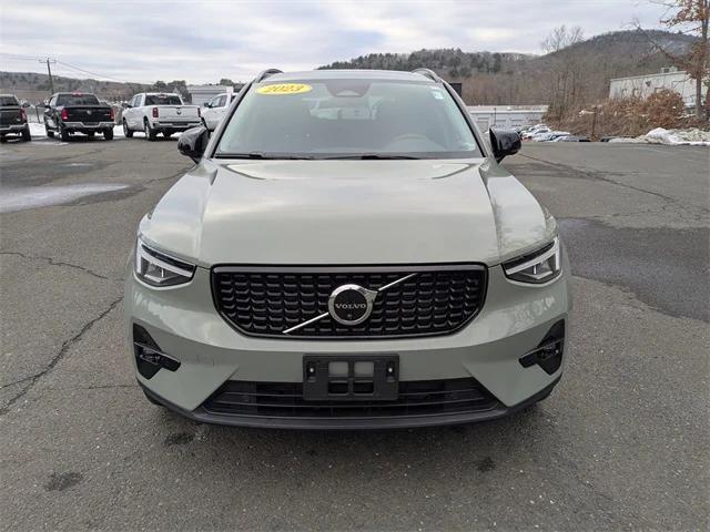 2023 Volvo XC40 B5 Plus Dark Theme