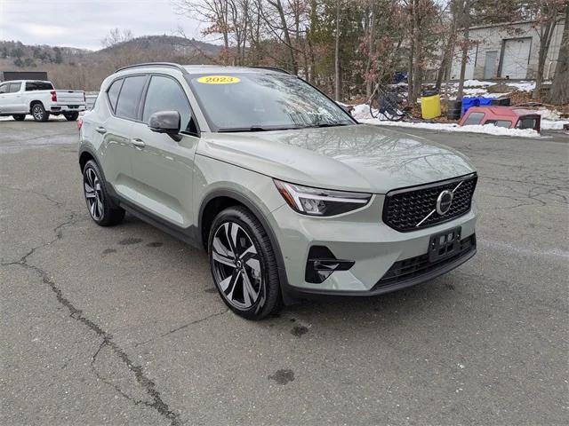 2023 Volvo XC40 B5 Plus Dark Theme
