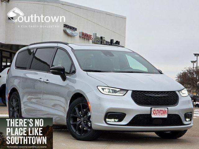 2026 Chrysler Pacifica Select for sale in Indianola, IA