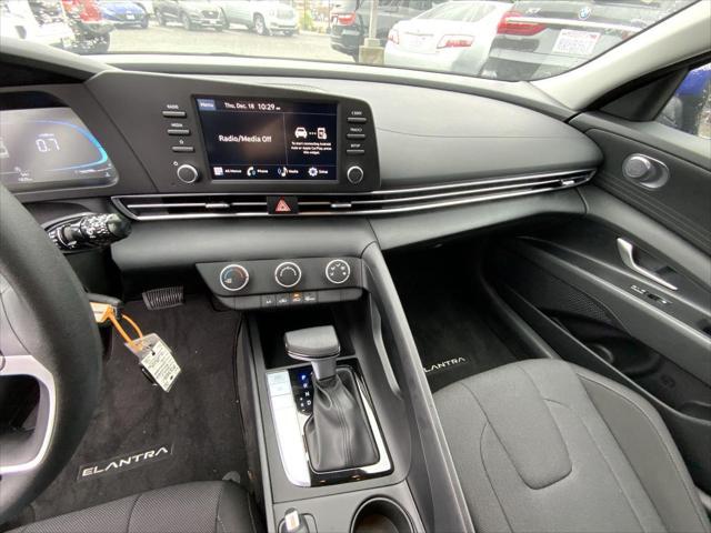 2025 Hyundai Elantra SE