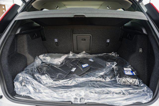 2026 Volvo XC40 Ultra, B5 AWD Gas (mild hybrid), Dark