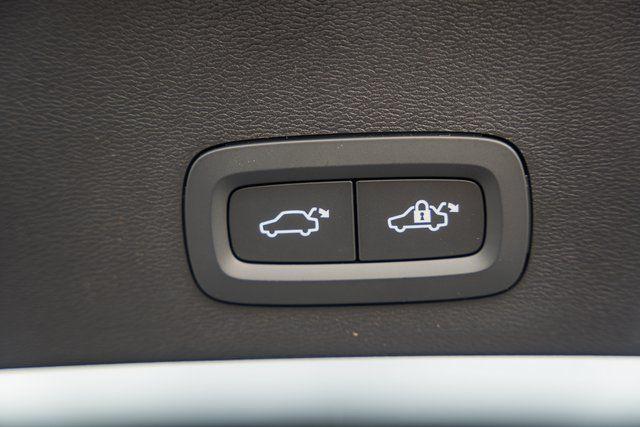 2026 Volvo XC40 Ultra, B5 AWD Gas (mild hybrid), Dark