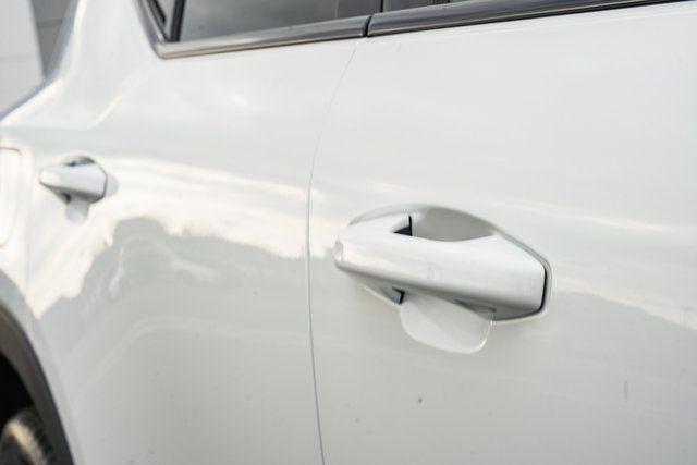 2026 Volvo XC40 Ultra, B5 AWD Gas (mild hybrid), Dark
