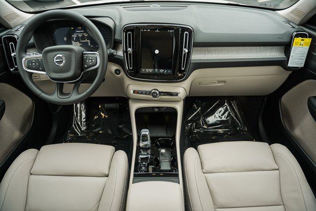 2026 Volvo XC40 Ultra, B5 AWD Gas (mild hybrid), Dark