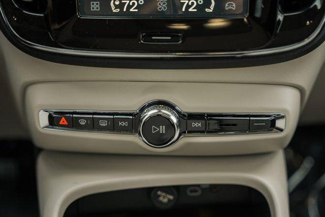 2026 Volvo XC40 Ultra, B5 AWD Gas (mild hybrid), Dark