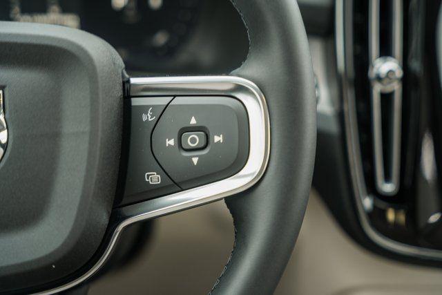 2026 Volvo XC40 Ultra, B5 AWD Gas (mild hybrid), Dark