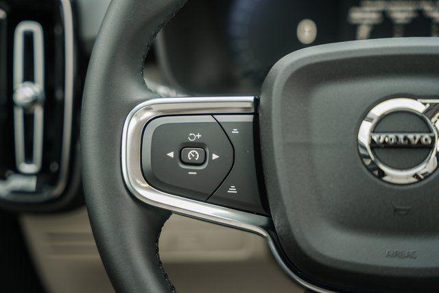 2026 Volvo XC40 Ultra, B5 AWD Gas (mild hybrid), Dark