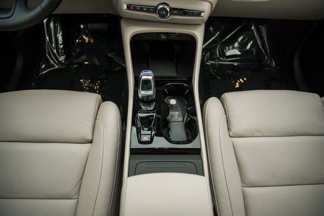 2026 Volvo XC40 Ultra, B5 AWD Gas (mild hybrid), Dark