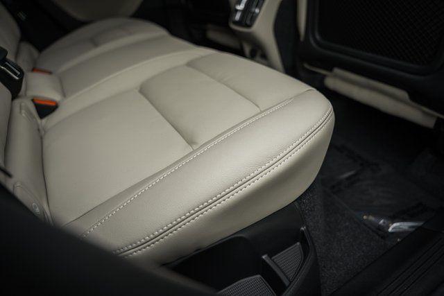 2026 Volvo XC40 Ultra, B5 AWD Gas (mild hybrid), Dark