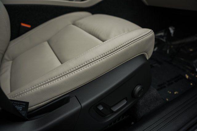 2026 Volvo XC40 Ultra, B5 AWD Gas (mild hybrid), Dark