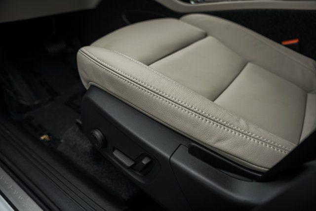 2026 Volvo XC40 Ultra, B5 AWD Gas (mild hybrid), Dark