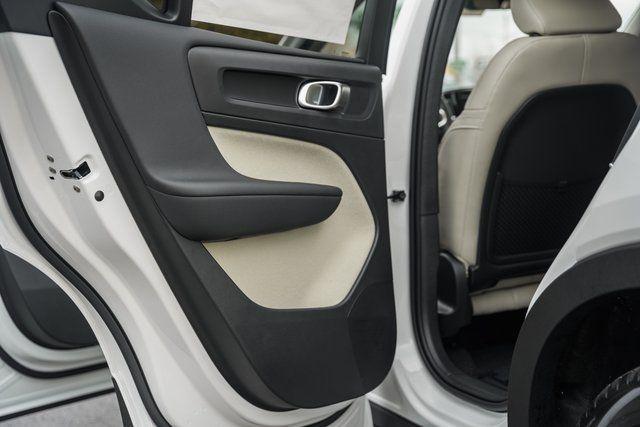 2026 Volvo XC40 Ultra, B5 AWD Gas (mild hybrid), Dark