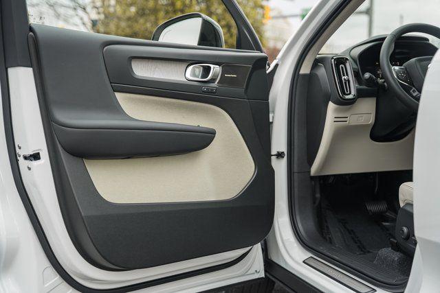 2026 Volvo XC40 Ultra, B5 AWD Gas (mild hybrid), Dark