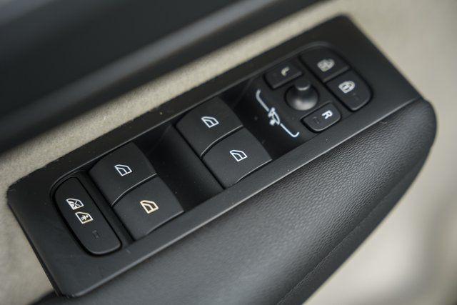 2026 Volvo XC40 Ultra, B5 AWD Gas (mild hybrid), Dark
