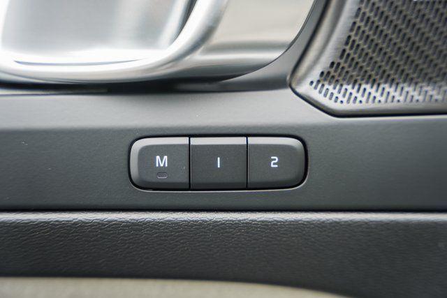 2026 Volvo XC40 Ultra, B5 AWD Gas (mild hybrid), Dark