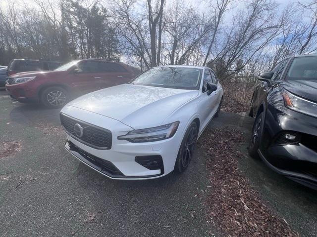 2024 Volvo S60 B5 Plus Dark Theme