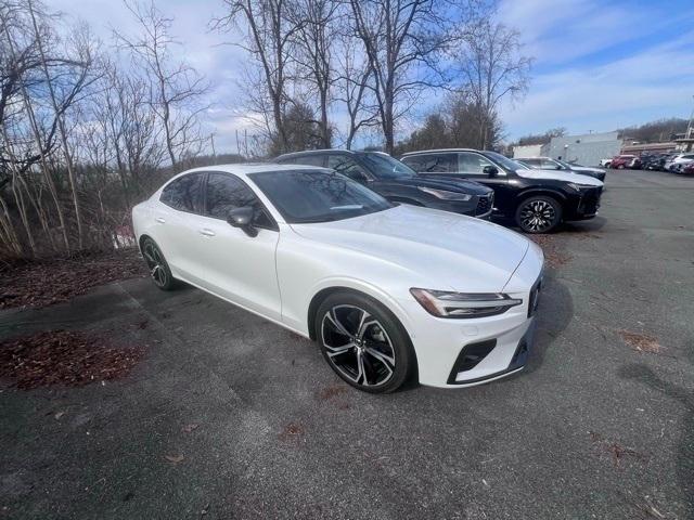 2024 Volvo S60 B5 Plus Dark Theme