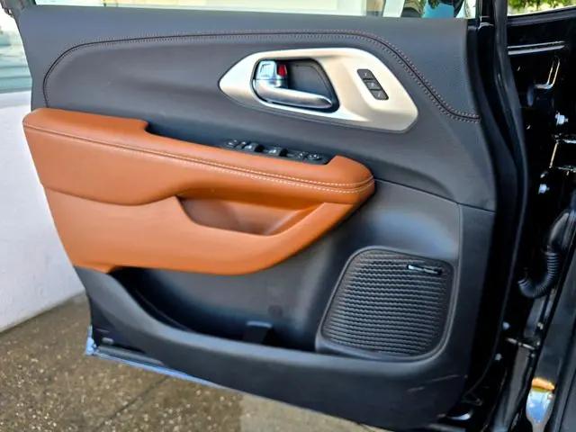 2026 Chrysler Pacifica Pinnacle AWD