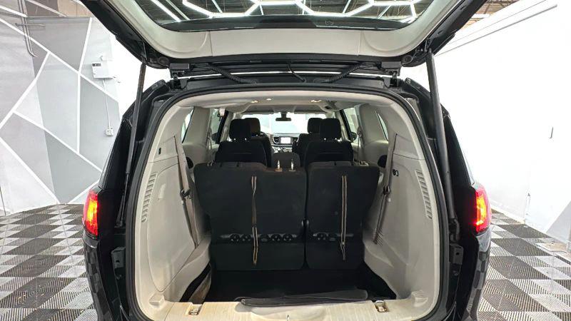 2022 Chrysler Voyager LX