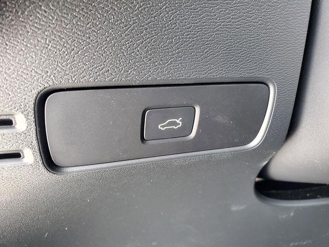 2026 Volvo XC40 Black Edition Ultra, B5 AWD Gas (mild hybrid)