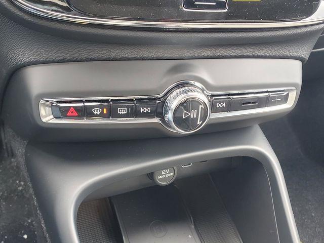 2026 Volvo XC40 Black Edition Ultra, B5 AWD Gas (mild hybrid)
