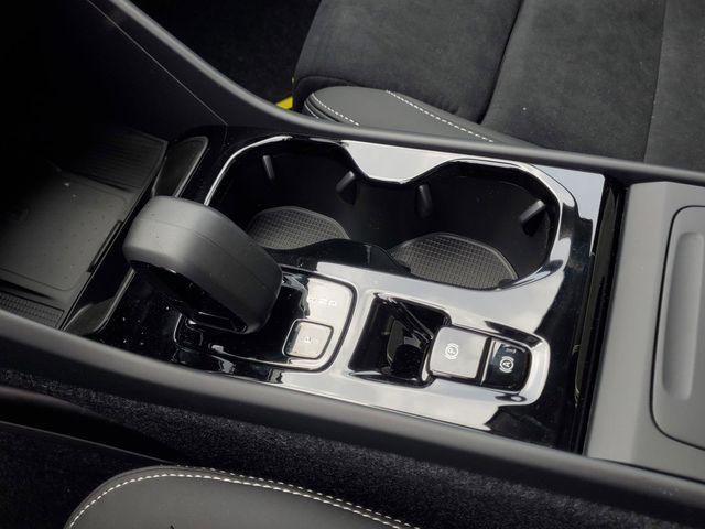 2026 Volvo XC40 Black Edition Ultra, B5 AWD Gas (mild hybrid)